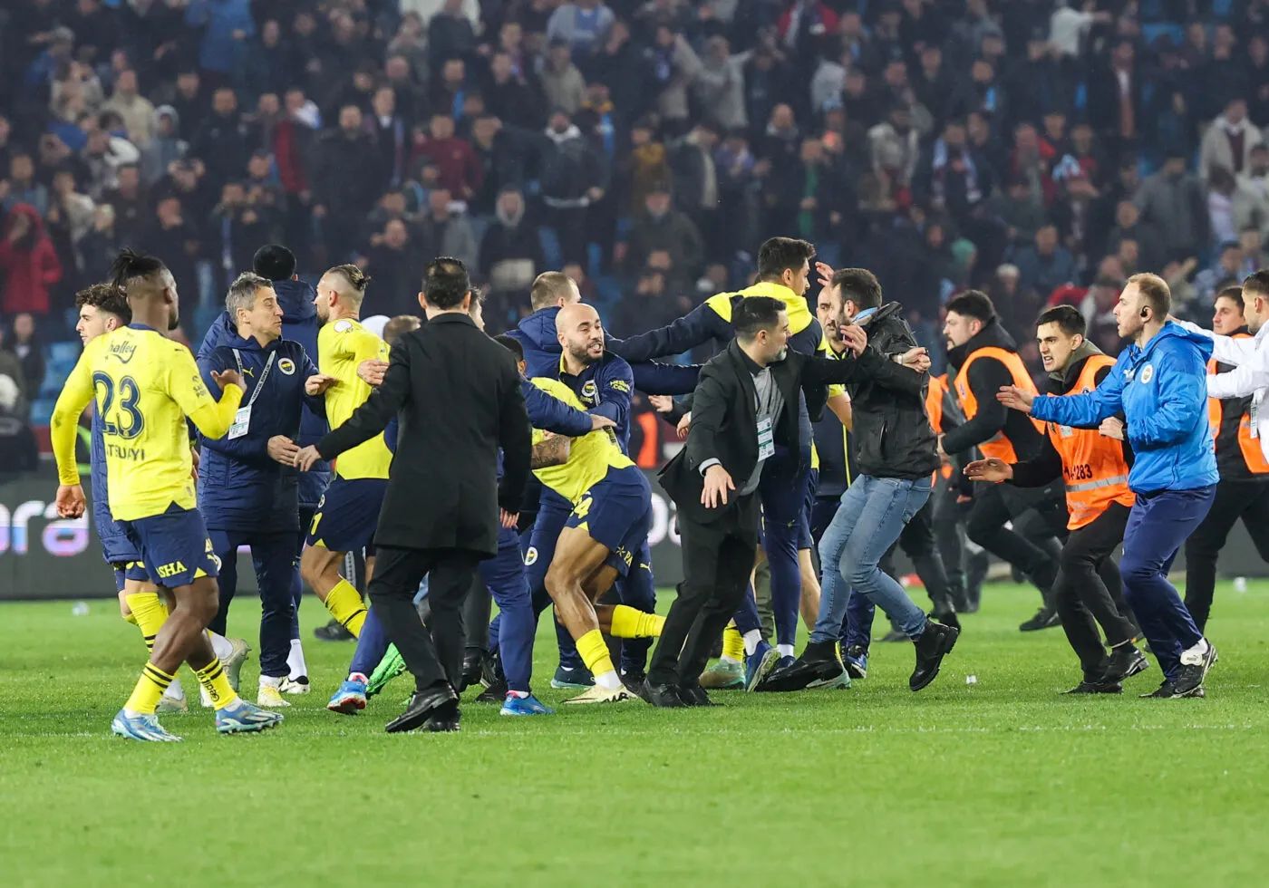 Trois joueurs de Fenerbahçe convoqués après les violents incidents contre Trabzonspor