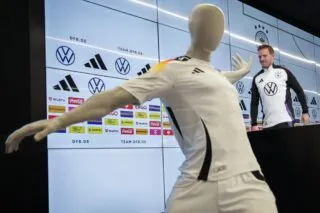 L’Allemagne change le design du numéro quatre de son maillot, prêtant à confusion avec un symbole nazi