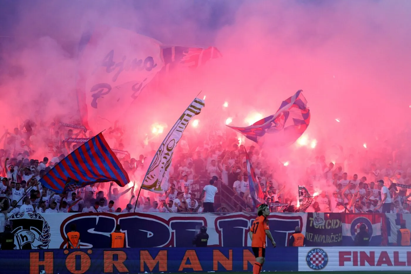 Les ultras du Hajduk Split coursent les joueurs du Dinamo Zagreb après le derby croate