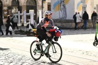 Un Français rejoint l'Ukraine à vélo pour livrer un maillot signé des Bleus