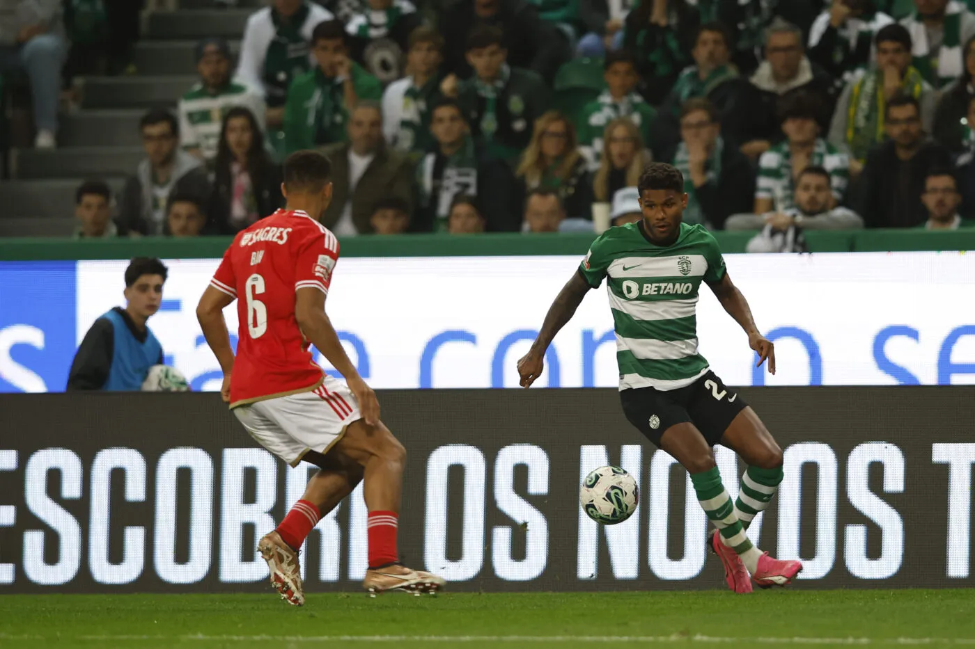 Lisbon, Portugal, 06.04.2024: Matheus Reis (Sporting CP), Alexander Bah (SL Benfica) im Zweikampf waehrend des Spiels der  Liga Portugal Betclic zwischen Sporting Cp v SL Benfica im Estadio Jose Alvalade am 06. April 2024 in Lisbon, Portugal. (Foto von Joao Rico/DeFodi Images)  Lisbon, Portugal, 06.04.2024: Matheus Reis (Sporting CP), Alexander Bah (SL Benfica) battle for the ball during the Liga Portugal Betclic match between Sporting Cp v SL Benfica at Estadio Jose Alvalade on April 6, 2024 in Lisbon, Portugal. (Photo by Joao Rico/DeFodi Images)   - Photo by Icon Sport