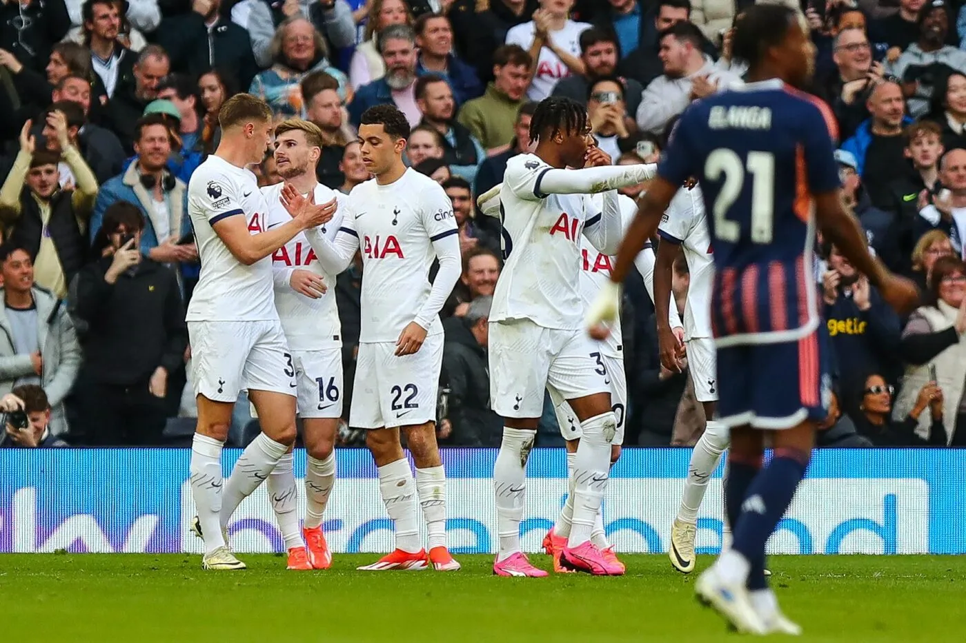 Tottenham bat Nottingham Forest et prend la quatrième place