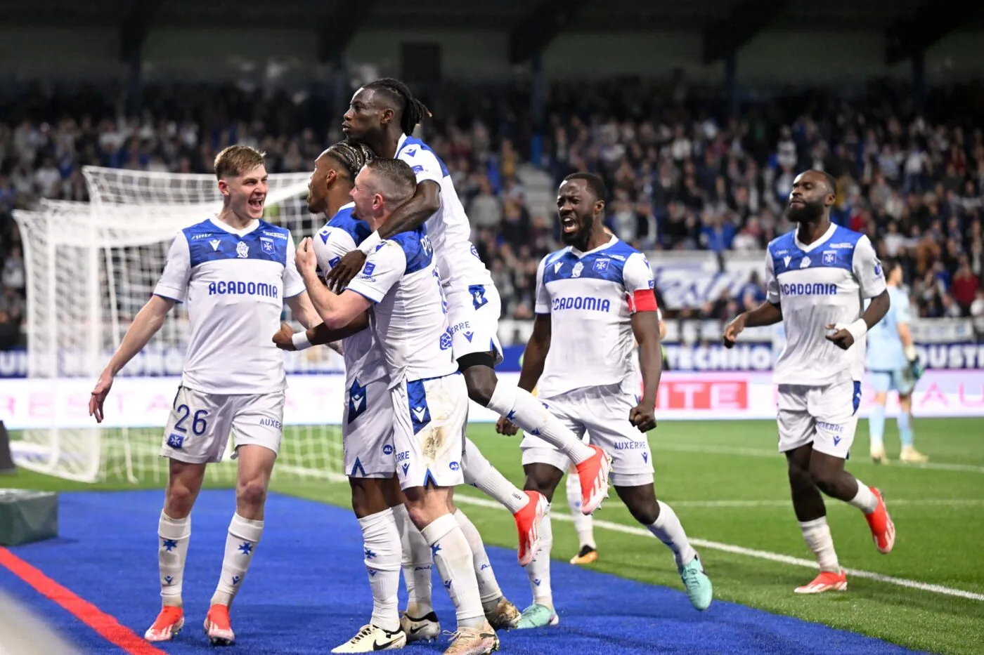 Auxerre fait un grand pas vers la Ligue 1 en dominant Troyes