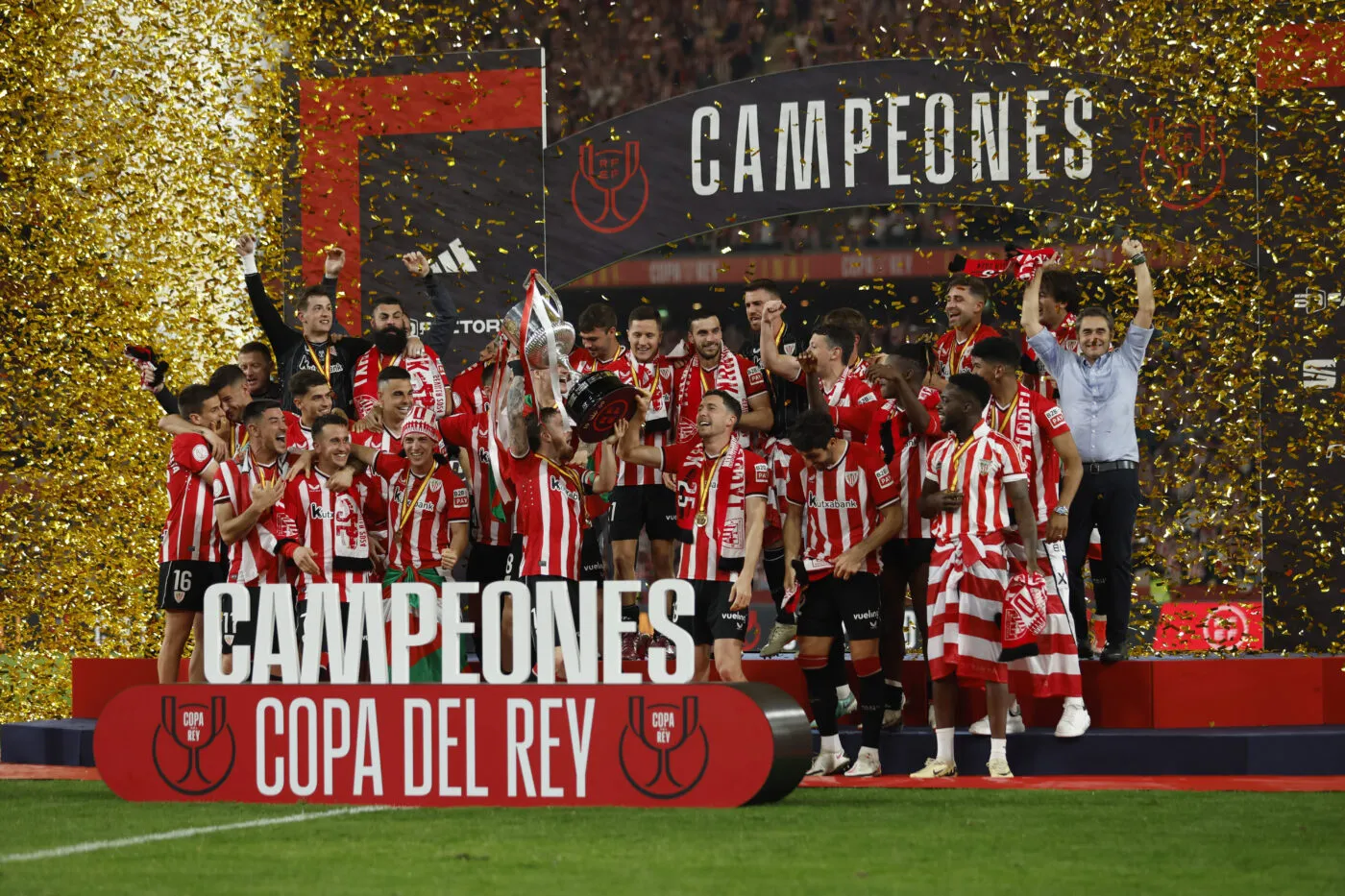 Partido de la final de la Copa del Rey. Athletic vs Mallorca. En la imagen, los jugadores del Athletic celebran el título de Copa.  Spain's King Cup final. Athletic vs Mallorca. In this picture, Athletic players celebrates the trophy.   - Photo by Icon Sport