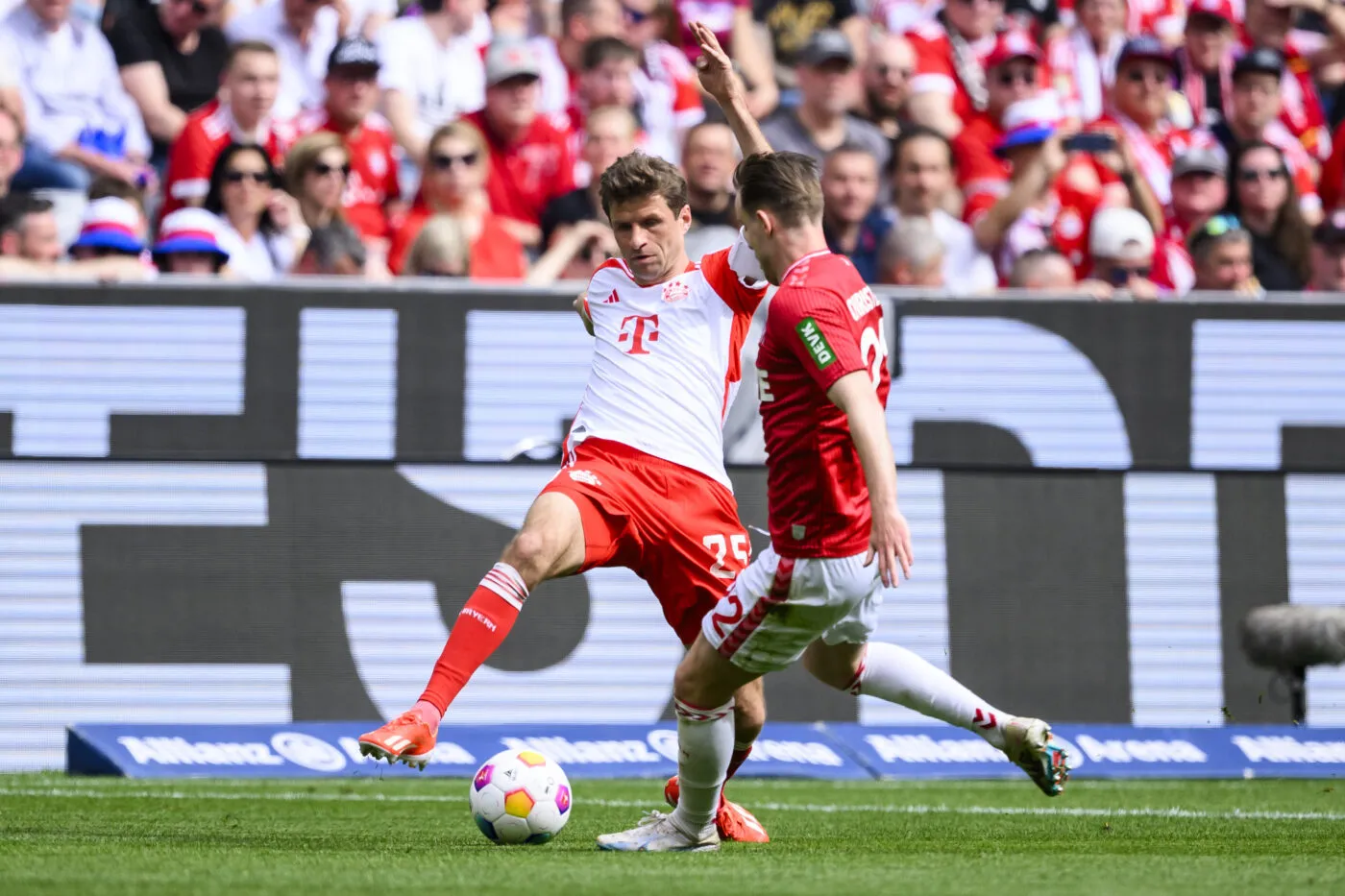 Le Bayern plie Cologne et retarde le sacre de Leverkusen