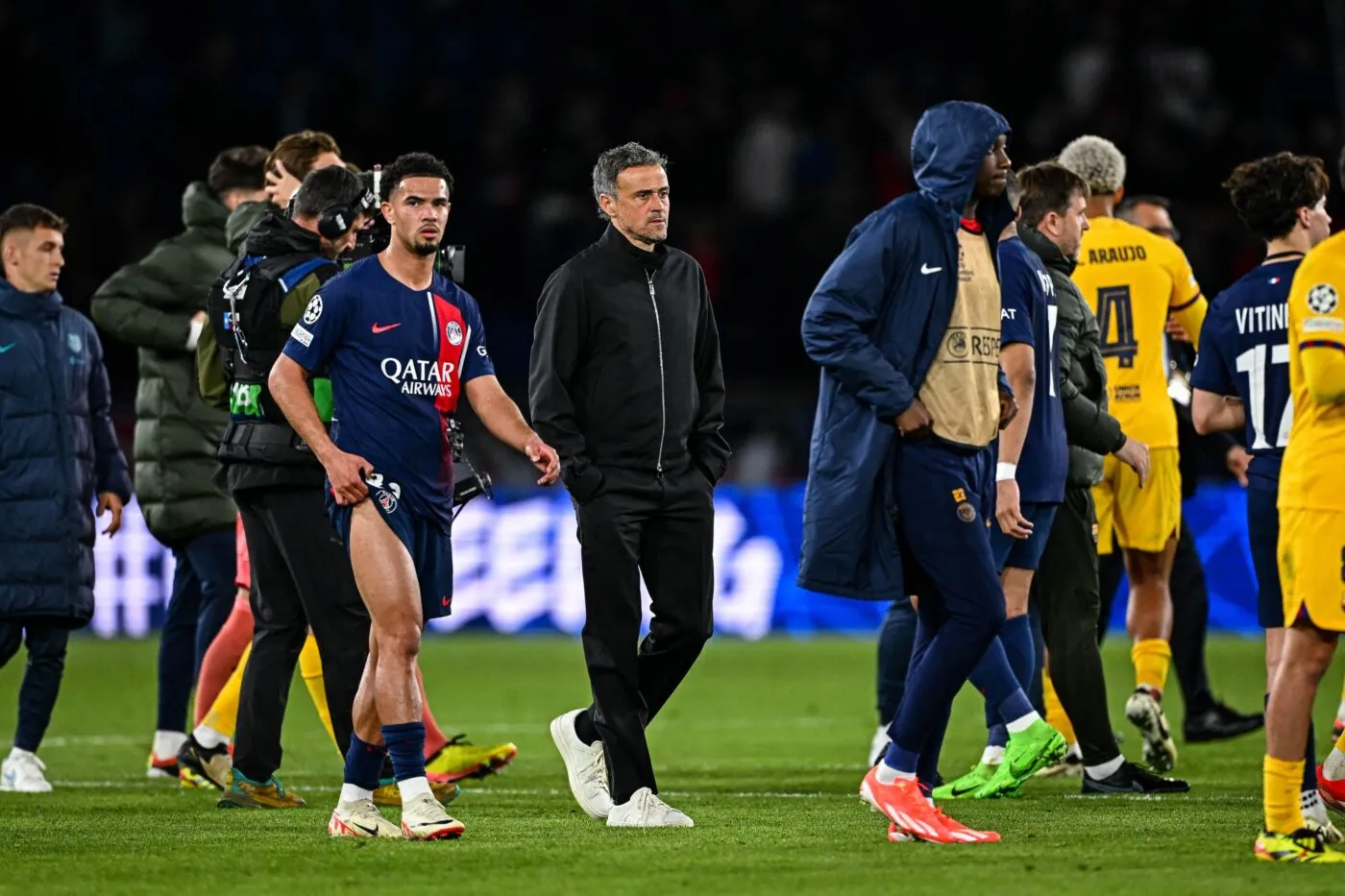 Les supporters du Barça tirent à leur tour des feux d’artifice près de l’hôtel du PSG