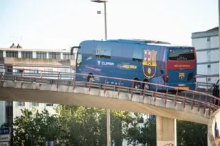 Ligue des champions, Barcelone-PSG : Quand des supporters barcelonais caillassent le car... du Barça