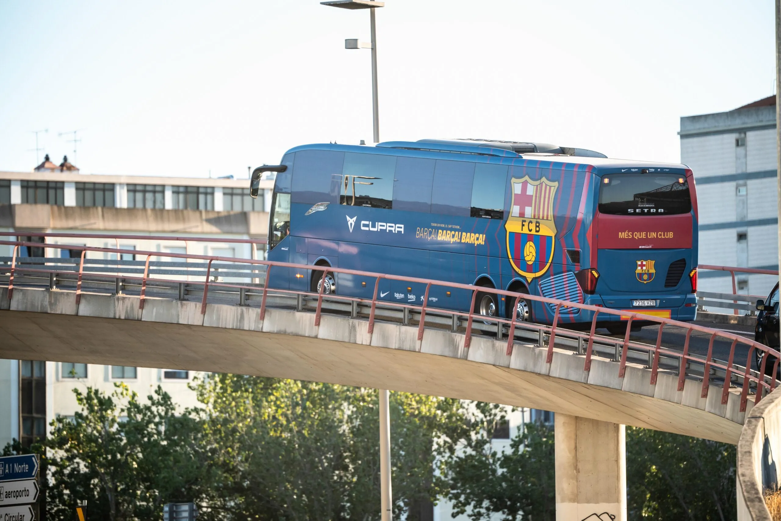 Quand des supporters barcelonais caillassent le car... du Barça