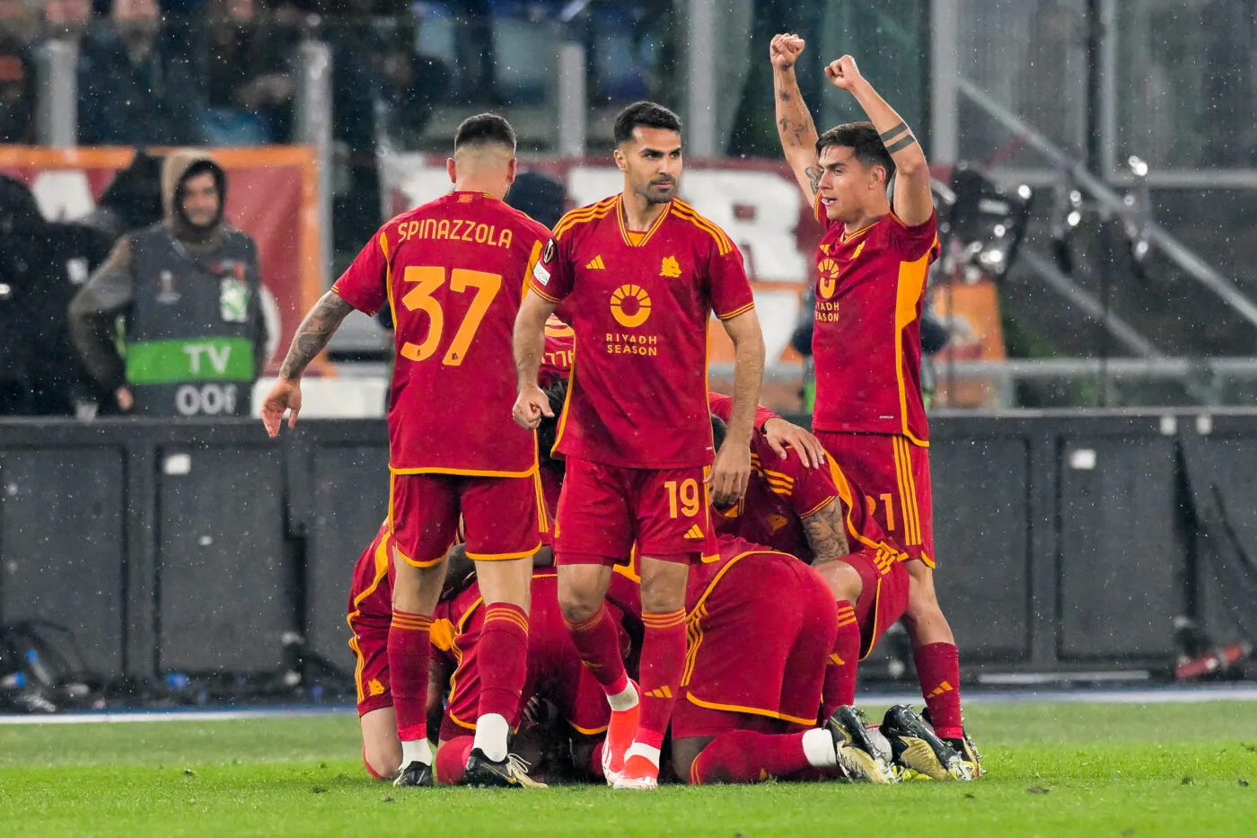 18th April 2024, Stadio Olimpico, Rome, Italy; Europa League, Quarter Final, Second Leg Football; Roma versus AC Milan;  Roma's players celebrates after scoring the goal for 1-0 in the 12th minute   Photo by Icon Sport   - Photo by Icon Sport