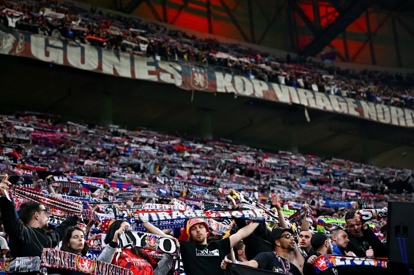 Des supporters lyonnais très surveillés à Paris