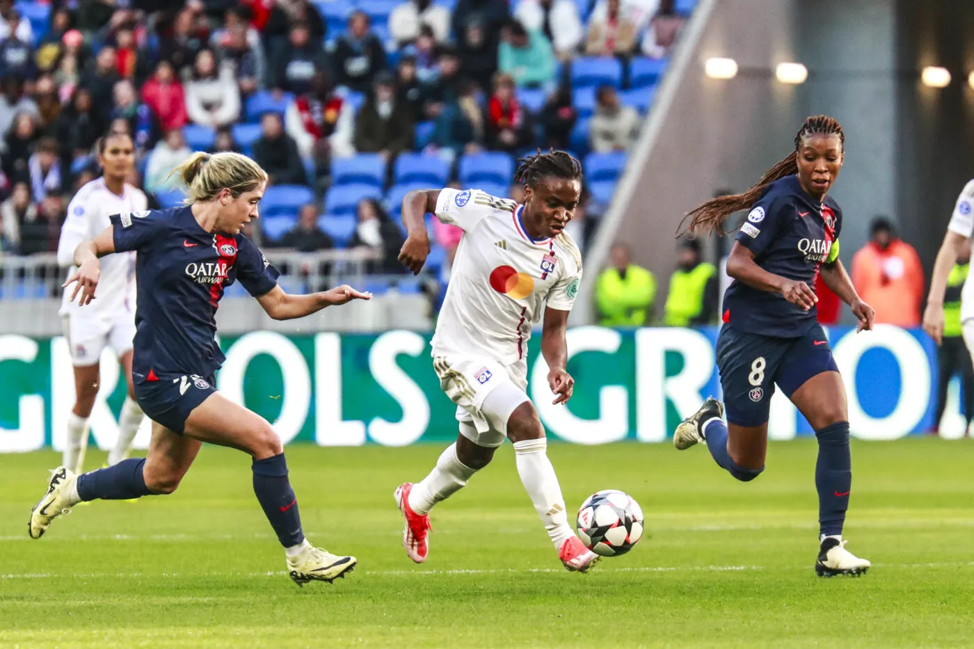 Lyon renverse Paris au terme d’un match fou et fait un pas vers la finale