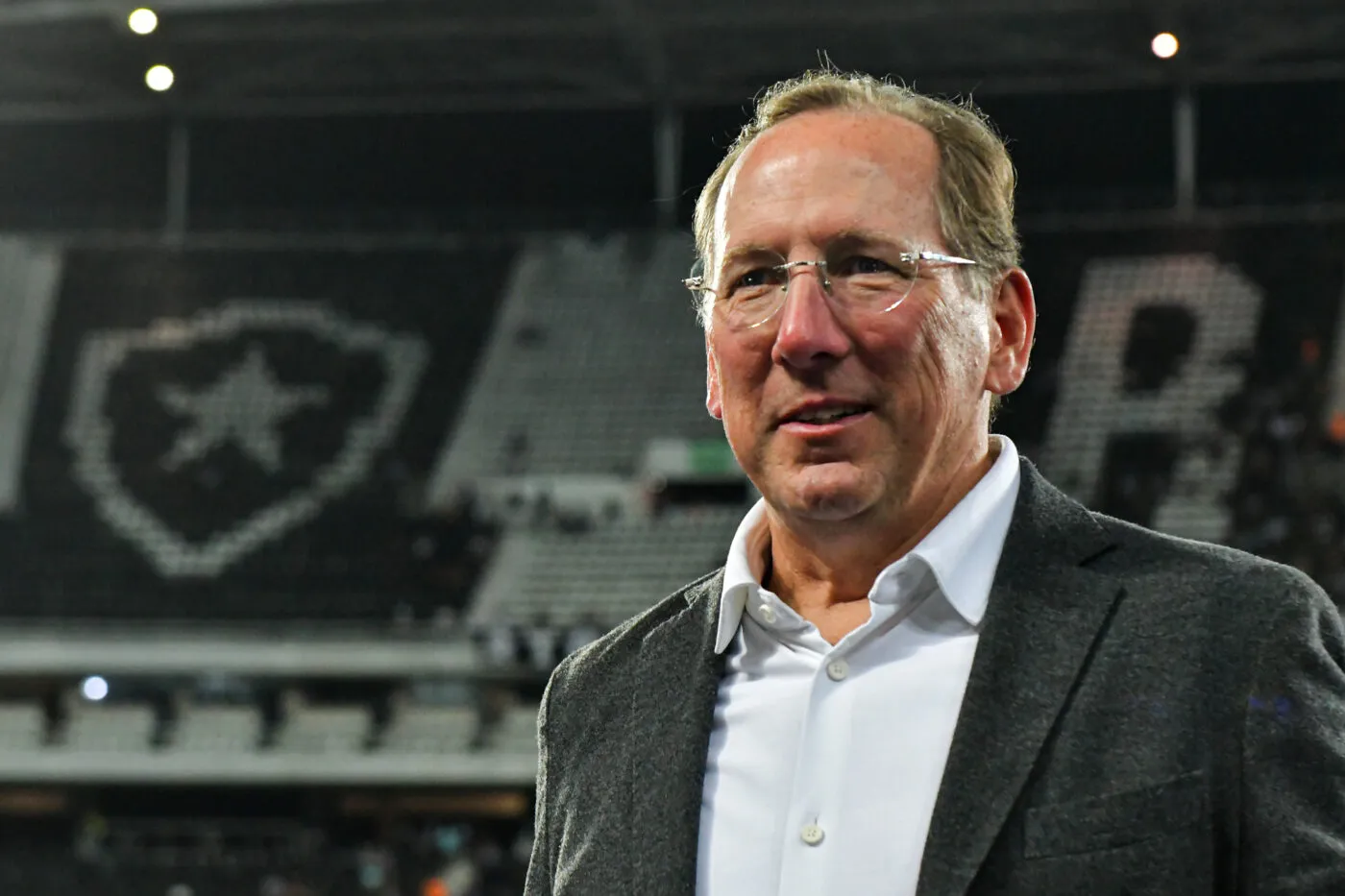 Coude fracturé pour John Textor ?