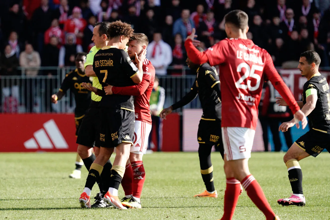 Hütter pense que le carton rouge de Ben Seghir «<span style="font-size:50%">&nbsp;</span>est une bonne chose<span style="font-size:50%">&nbsp;</span>» pour sa carrière