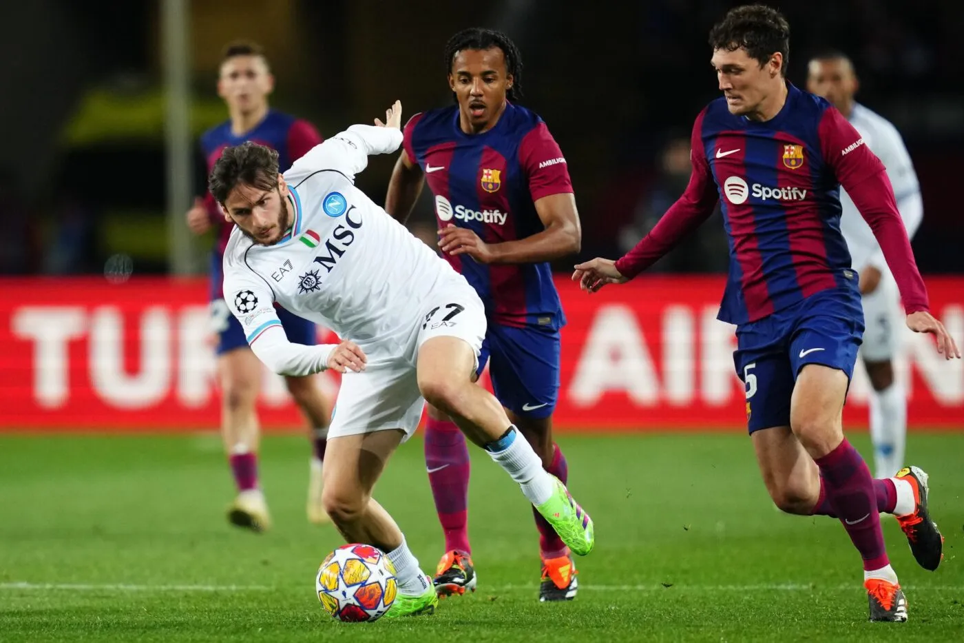 Le Barça intéressé par Khvicha Kvaratskhelia, mais dans l’obligation de vendre Frenkie de Jong ?