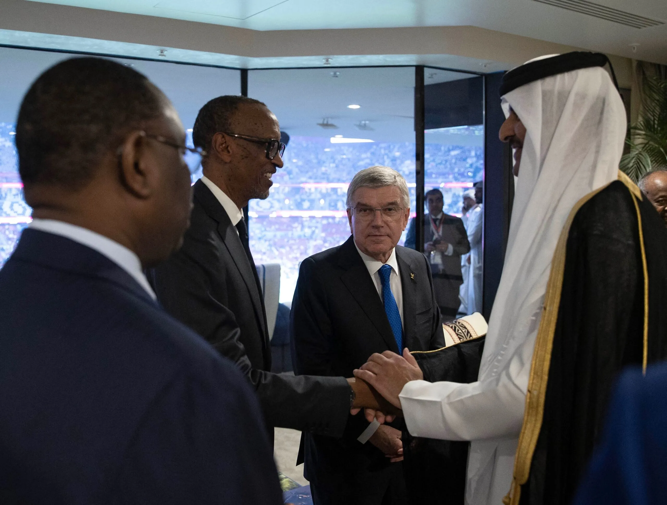 L’émir du Qatar Tamim ben Hamad Al-Thani reçoit le président du Rwanda Paul Kagame à la cérémonie d’ouverture de la Coupe du monde 2022 à Doha. Photo : Icon sport