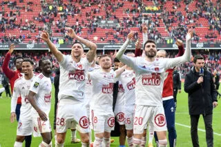 Les joueurs de Brest accueillis en héros par les supporters après la victoire dans le derby contre Rennes