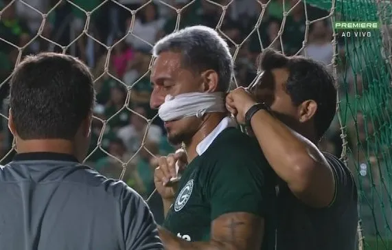 La « momie » Breno Herculano marque avec un bandage WTF sur la bouche