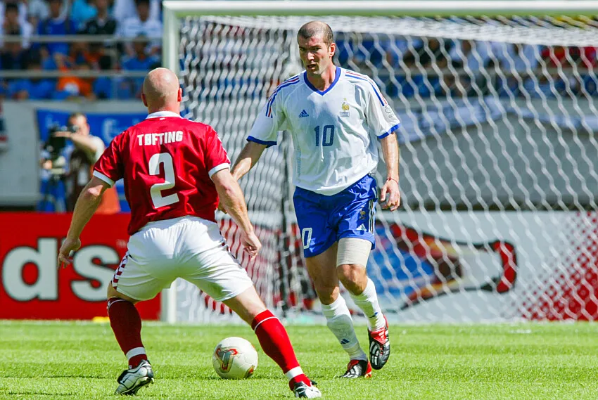 On a retrouvé des maillots adidas de l&rsquo;Equipe de France de 2002&#8230; avec 2 étoiles !