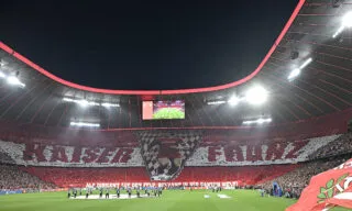 Les supporters du Bayern Munich rendent hommage à Franz Beckenbauer avec un superbe tifo
