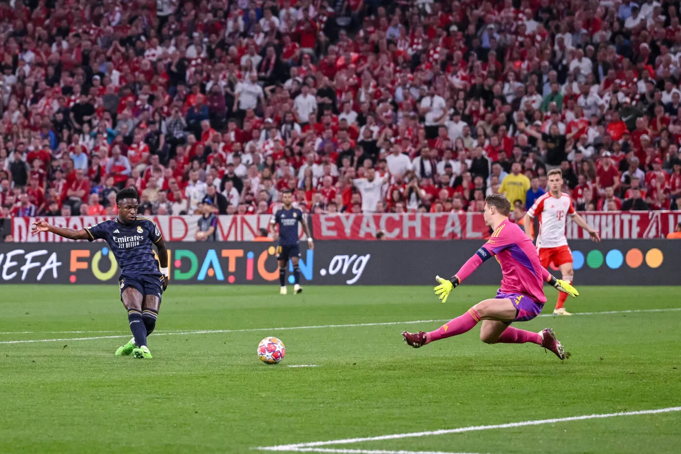 Vinicius Junior (Real Madrid CF) mit dem Torschuss zum 0:1 waehrend des Viertelfinale Hinspiels der UEFA Champions League 2023/24 zwischen FC Bayern Muenchen und Real Madrid im Allianz Arena am 30. April 2024 in Muenchen, Deutschland. (Foto von Harry Langer/DeFodi Images) Vinicius Junior (Real Madrid CF) scores his team's first goal during the UEFA Champions League 2023/24 - Semi-finals First Leg match between FC Bayern Muenchen vs Real Madrid at Allianz Arena on April 30, 2024 in Munich, germany. (Photo by Harry Langer/DeFodi Images) - Photo by Icon Sport
