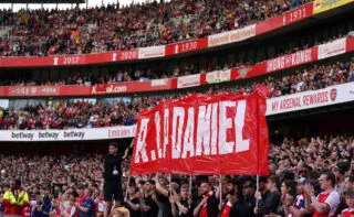 Arsenal rend hommage au jeune supporter assassiné par le tueur au sabre