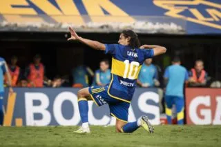Cavani libère Boca Juniors d'un somptueux coup franc
