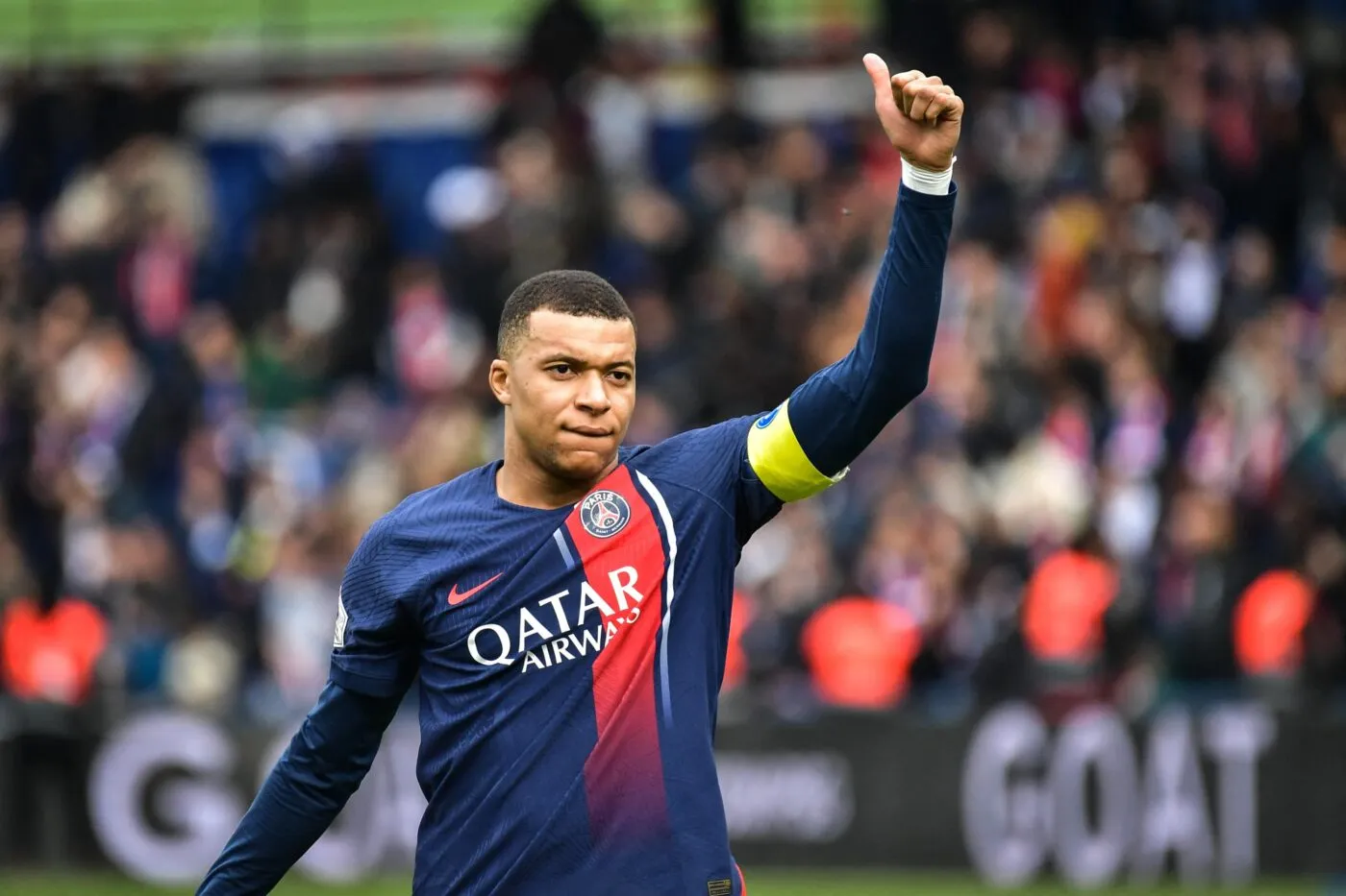 Kylian Mbappé rejoint des supporters pour un barbecue au Parc des Princes