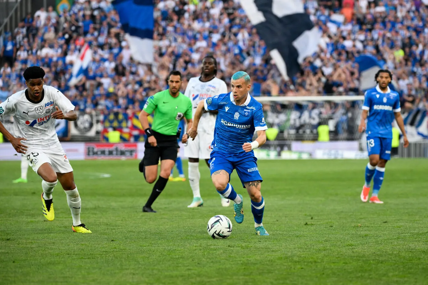 Auxerre en Ligue 1, Angers prend l’ascendant sur Saint-Étienne