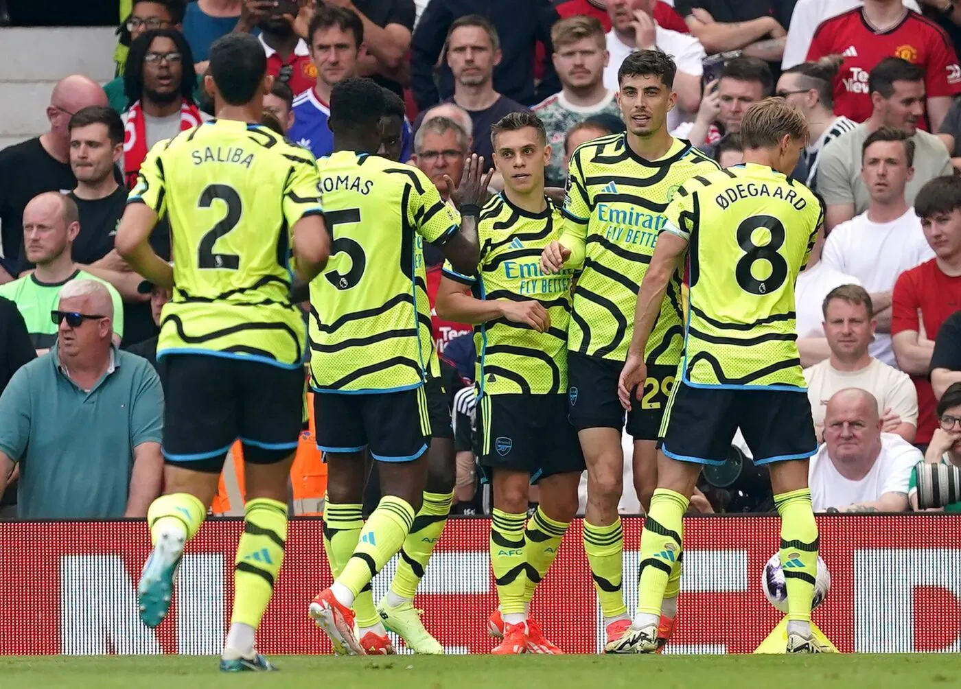 Arsenal fait le minimum à Old Trafford et maintient la pression sur City