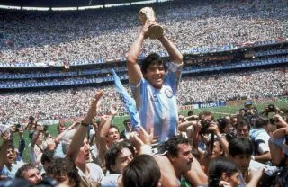 Les héritiers de Diego Maradona contestent la vente aux enchères du Ballon d'or du Mondial 1986
