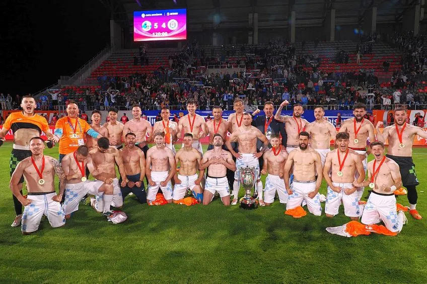 Le Corvinul Hunedoara, équipe de deuxième division, s’offre sa première Coupe de Roumanie