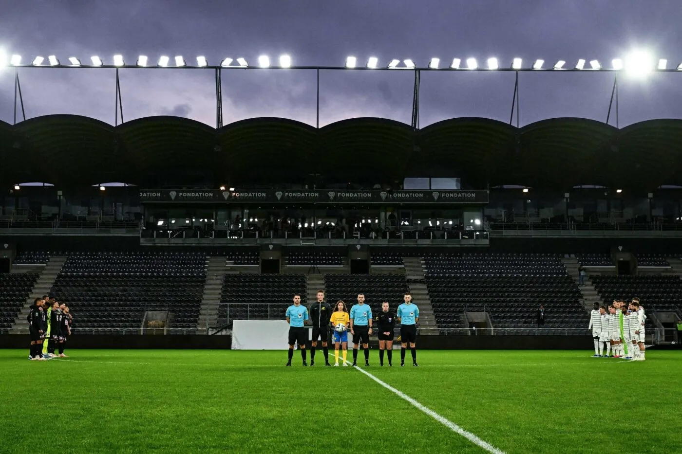 Plusieurs hommages sur les pelouses à la suite de l’attaque mortelle du fourgon pénitentiaire