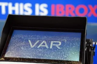 La FIFA teste un nouveau système de VAR, où les entraîneurs sollicitent des révisions