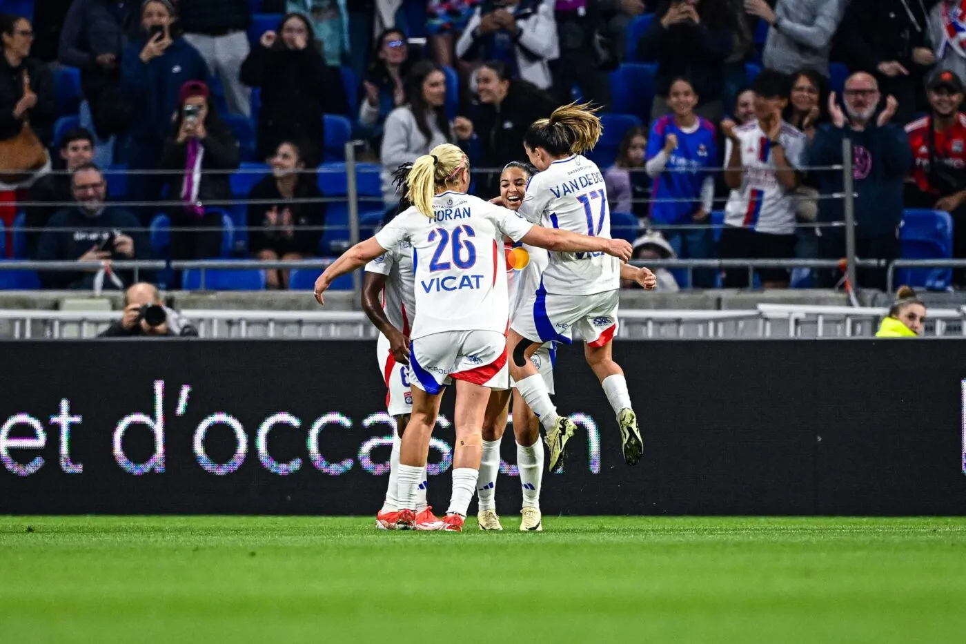 Lyon s'impose face au PSG et remporte le 17e titre de son histoire