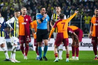 Fenerbahçe remporte le derby d'Istanbul et retarde le sacre de Galatasaray