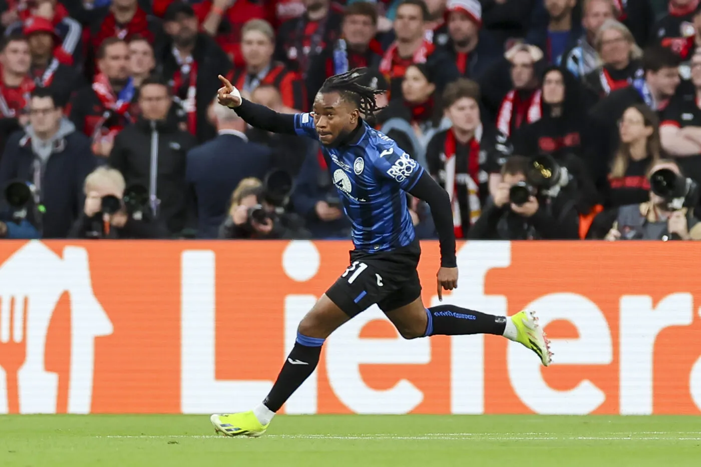 Vidéo : le coup du marteau de Lookman qui permet à l’Atalanta de mener 2-0 en finale de C3