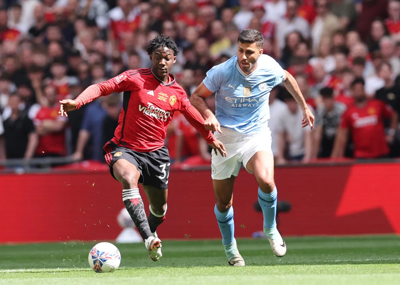 London, England, 25th May 2024.  Kobbie Mainoo of Manchester United and Rodri of Manchester City during the The FA Cup match at Wembley Stadium, London. Picture credit should read: David Klein / Sportimage   - Photo by Icon Sport