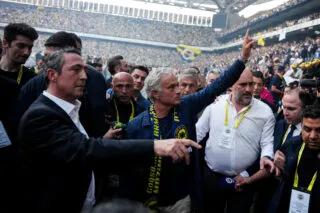 L'accueil fou réservé à José Mourinho par les fans de Fenerbahce