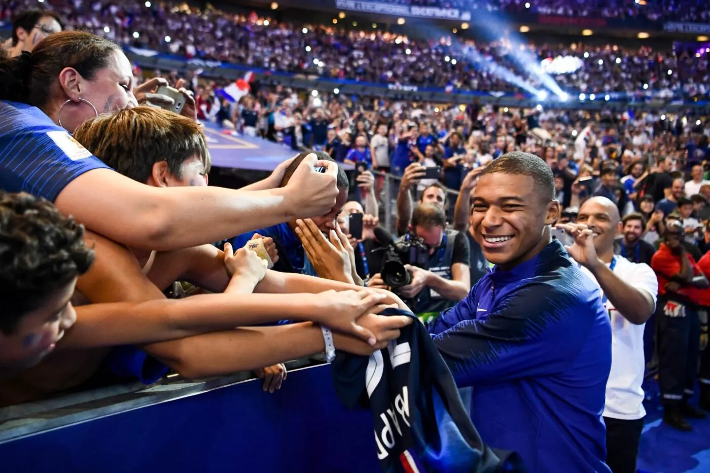 Un chant de supporters à la gloire du masque de Kylian Mbappé