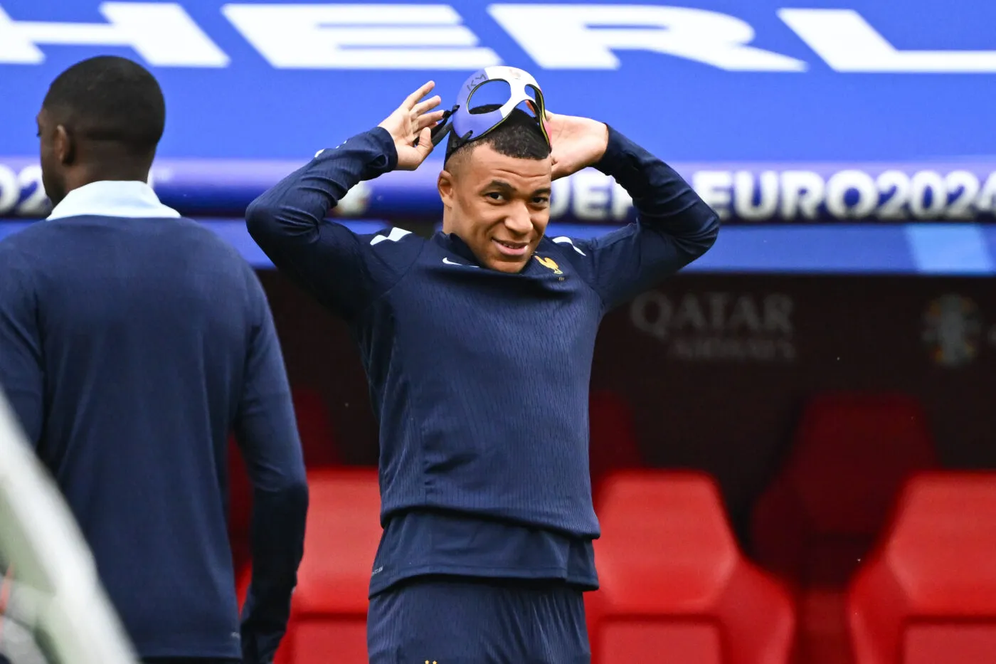 Le masque de Kyks contre les Pays-Bas n’est pas bleu blanc rouge