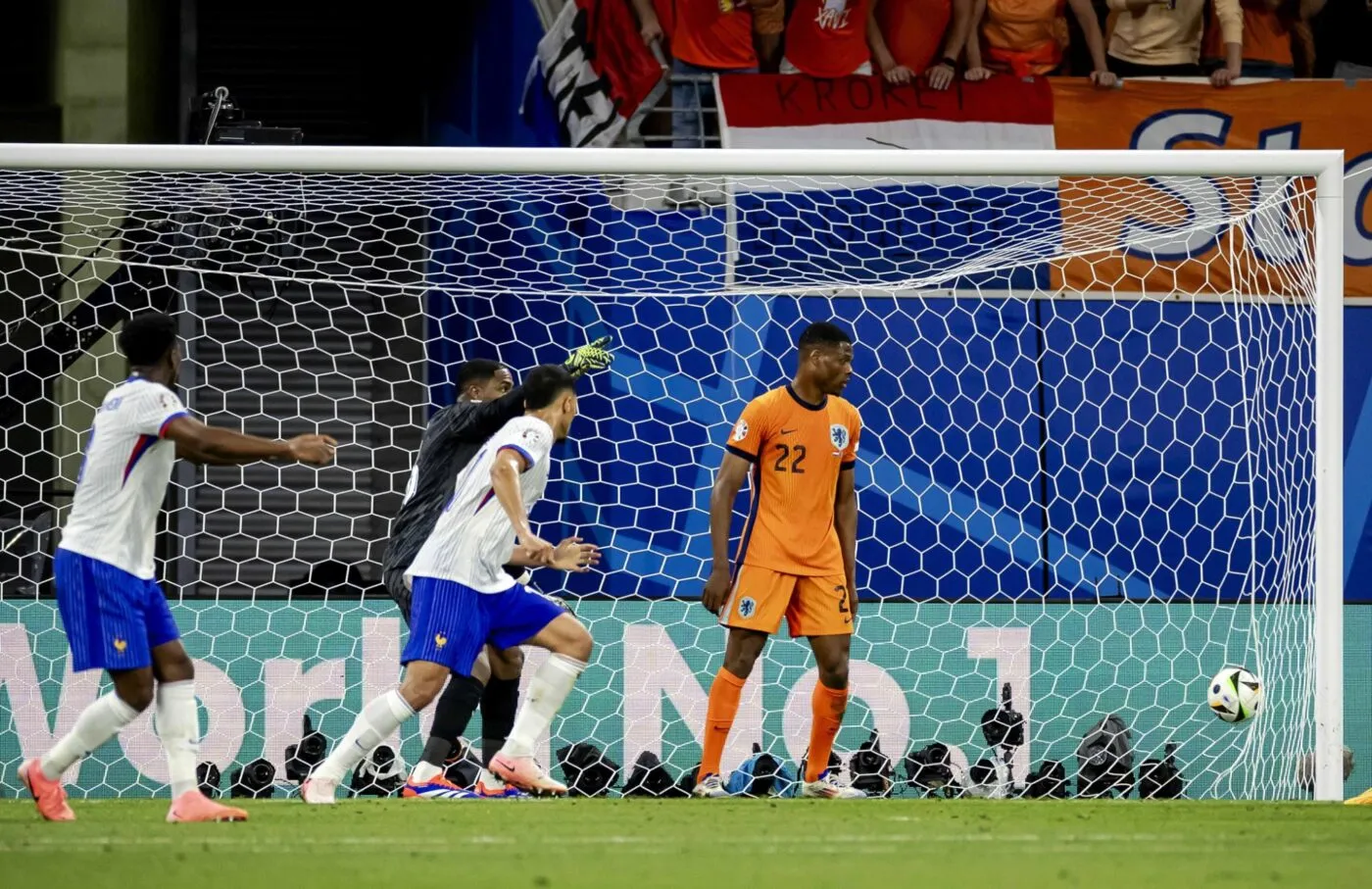 Denzel Dumfries pas d’accord avec l’arbitre