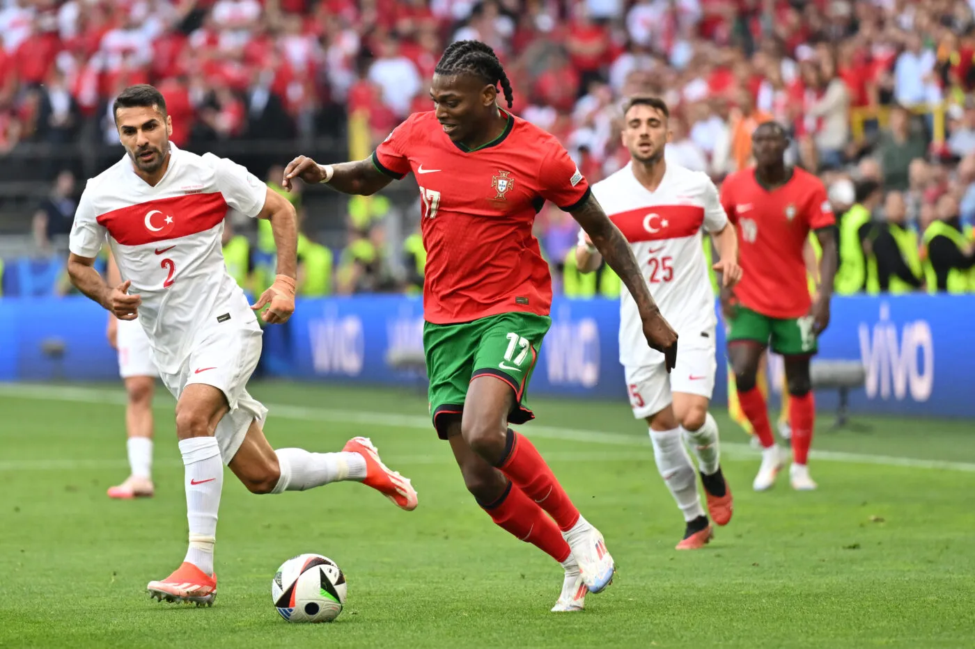 De nouveau averti pour simulation, Rafael Leão suspendu un match