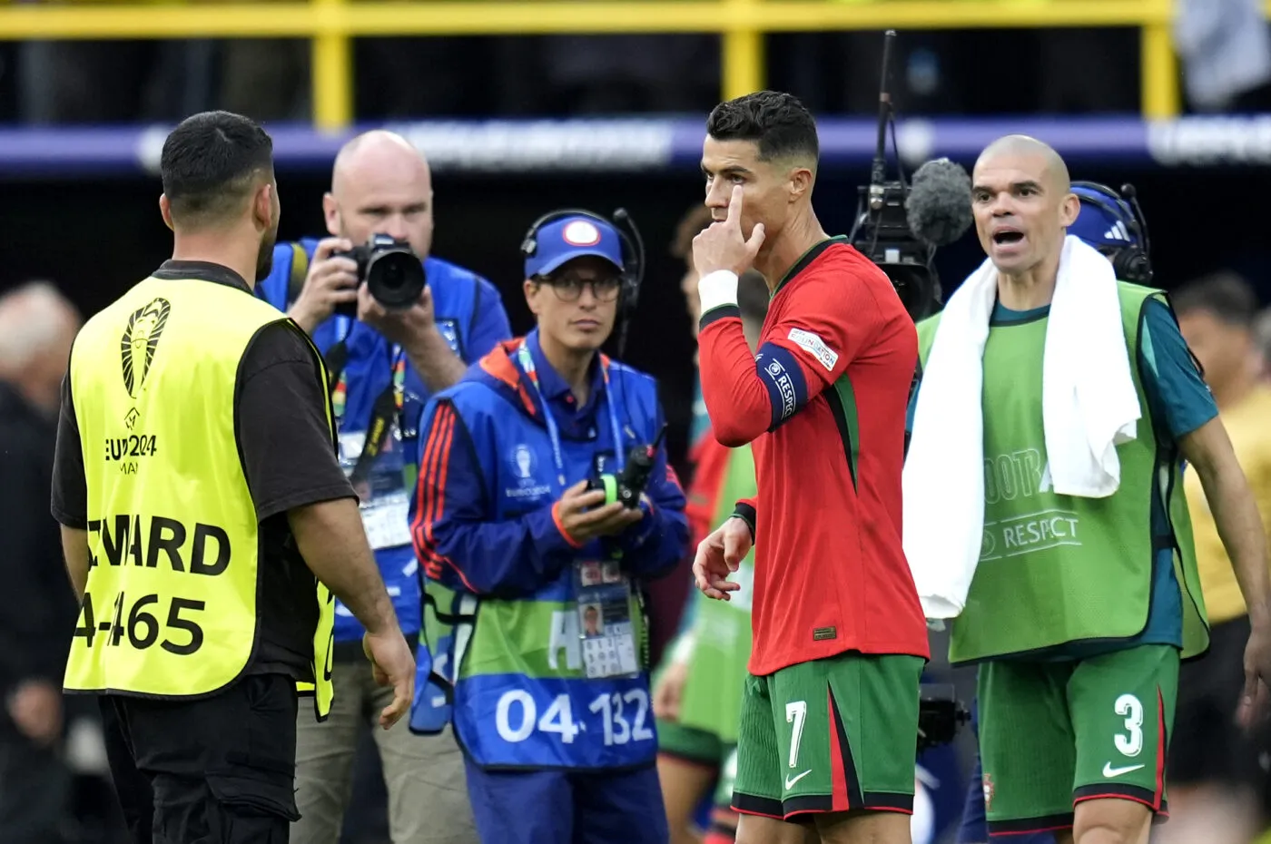 Quand un stadier glisse et tacle violemment Gonçalo Ramos