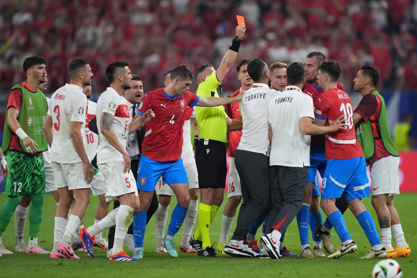 26 June 2024, Hamburg: Soccer: Football, UEFA Euro 2024, European Championship, Czech Republic - Turkey, Preliminary round, Group F, Matchday 3, Volksparkstadion Hamburg, Referee Istvan Kovacs shows Czech Republic's Tomas Chory (3rd from right) the red card. Photo: Marcus Brandt/dpa - Photo by Icon Sport