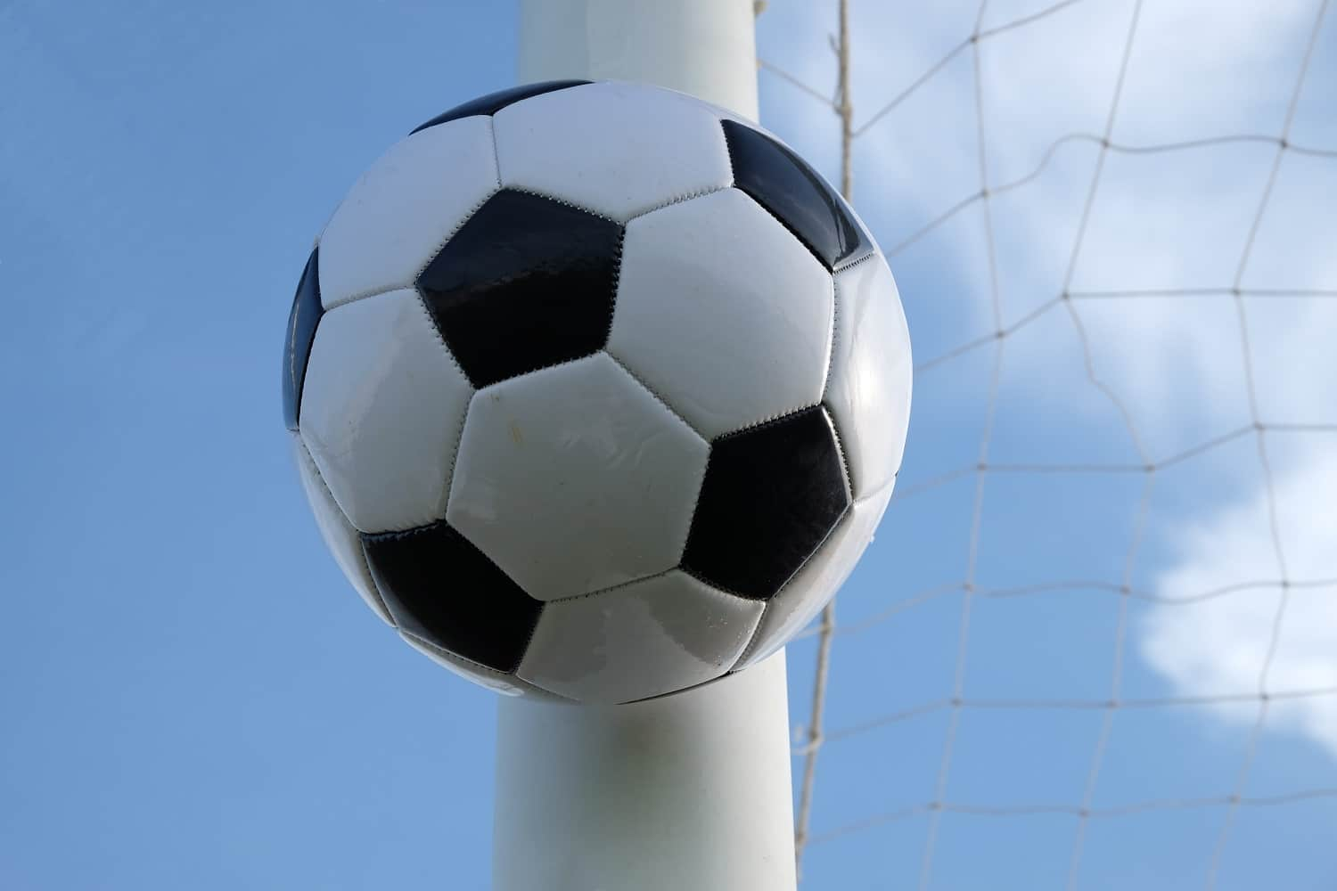 ballon-poteau-%C2%A9s