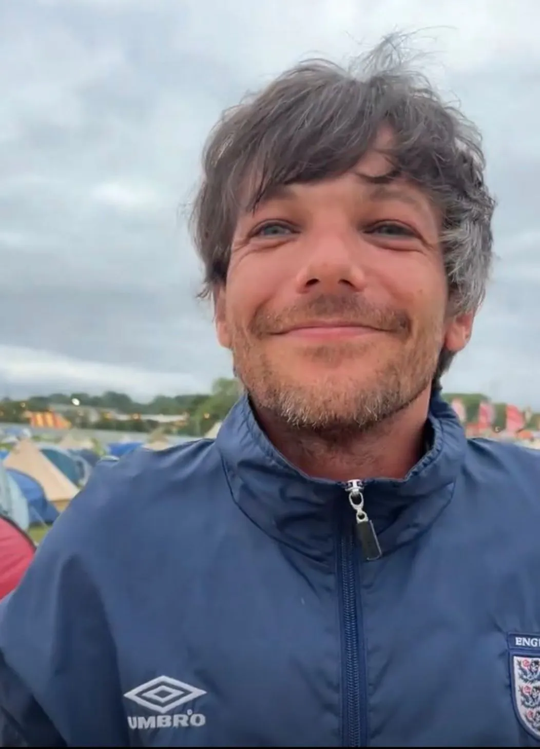 Un ex-chanteur des One Direction fait installer une télé en plein festival pour supporter l’Angleterre