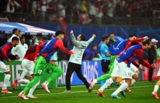 Le sélectionneur turc Vincenzo Montella salue l’âme de son équipe