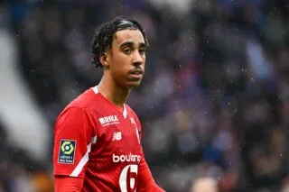 Leny Yoro signe officiellement à Manchester United