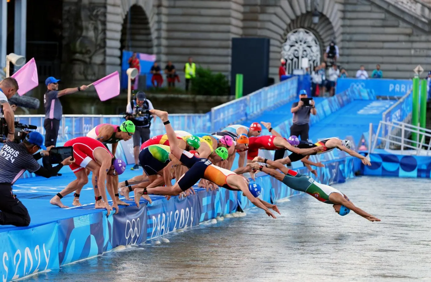 L'entrée très « ronaldesque<span style="font-size:50%"> </span>» des triathlètes portugais aux JO