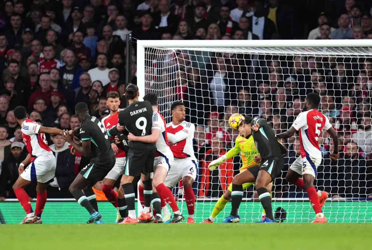 Arsenal cale, mais éjecte Liverpool de son trône - Premier League - J9